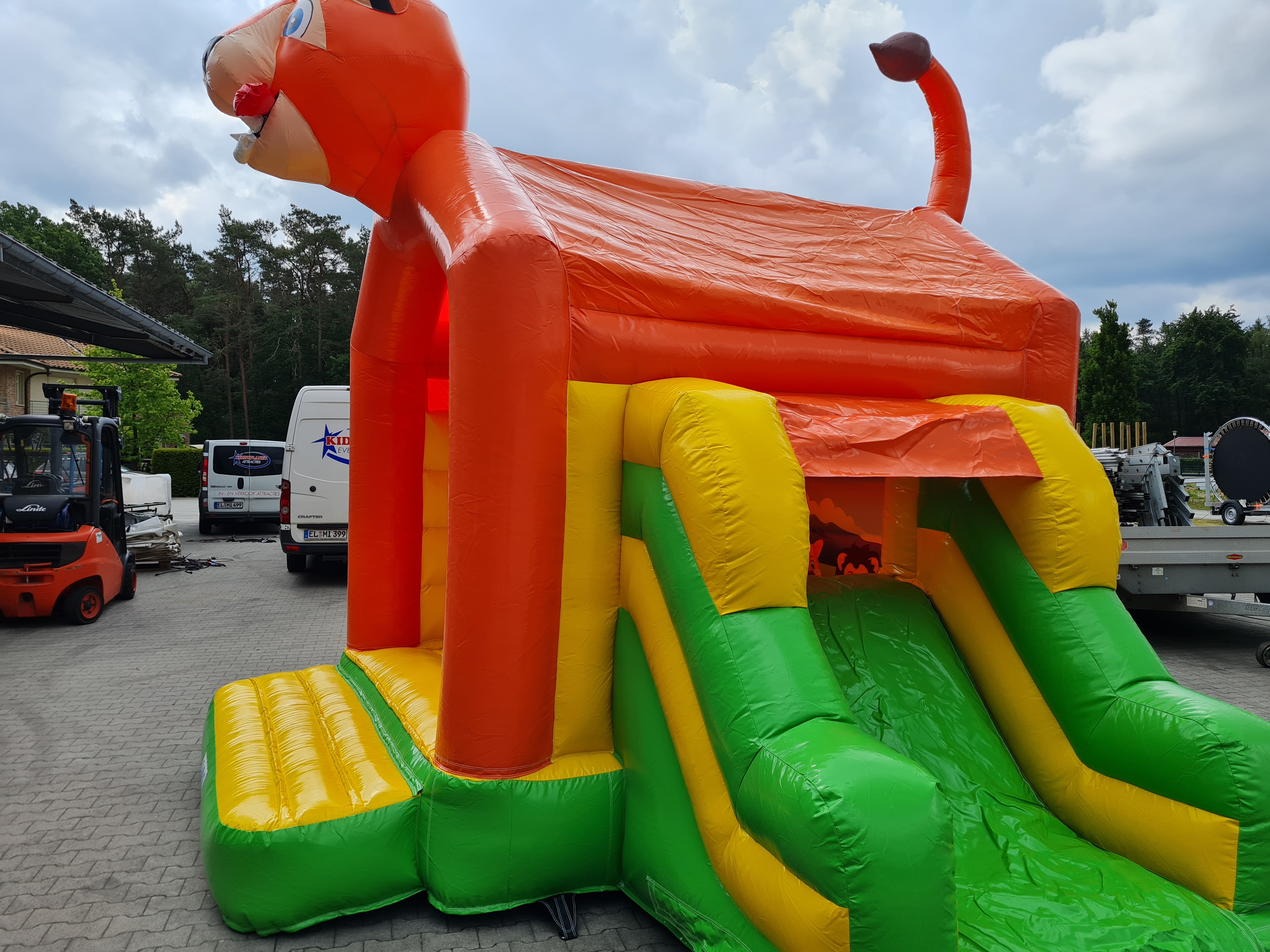 Hüpfburg 4,6x4 m - Löwe mit Rutsche 