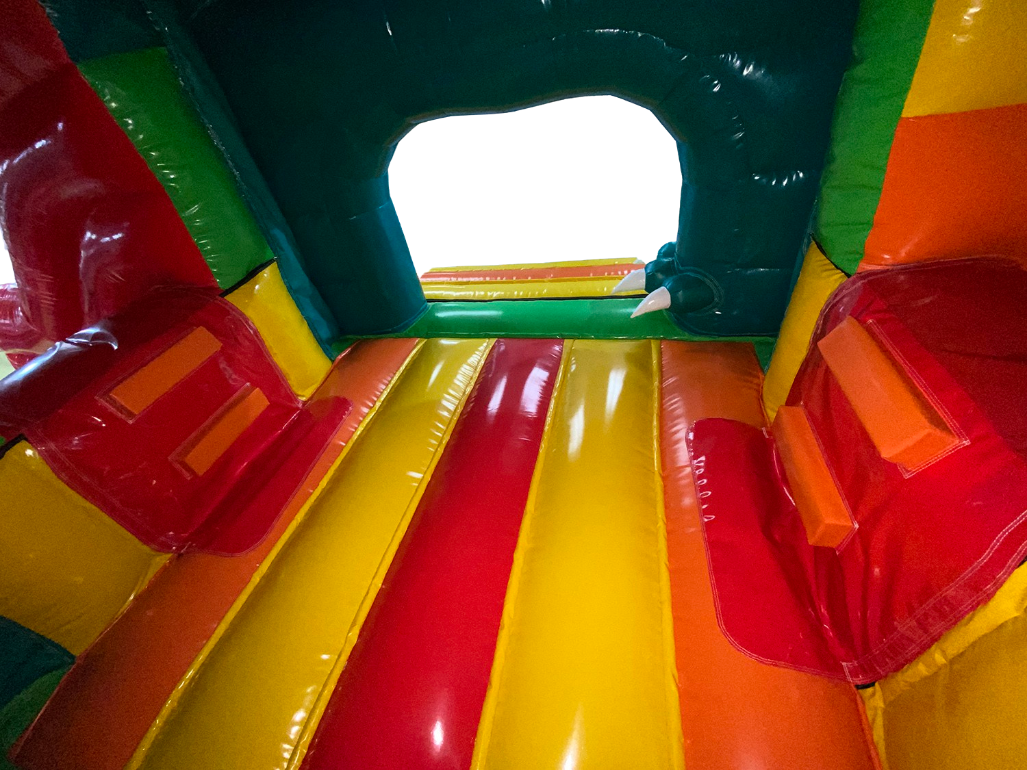 Hüpfburg 6,6x4 - Mega Dino mit 2 Rutschen