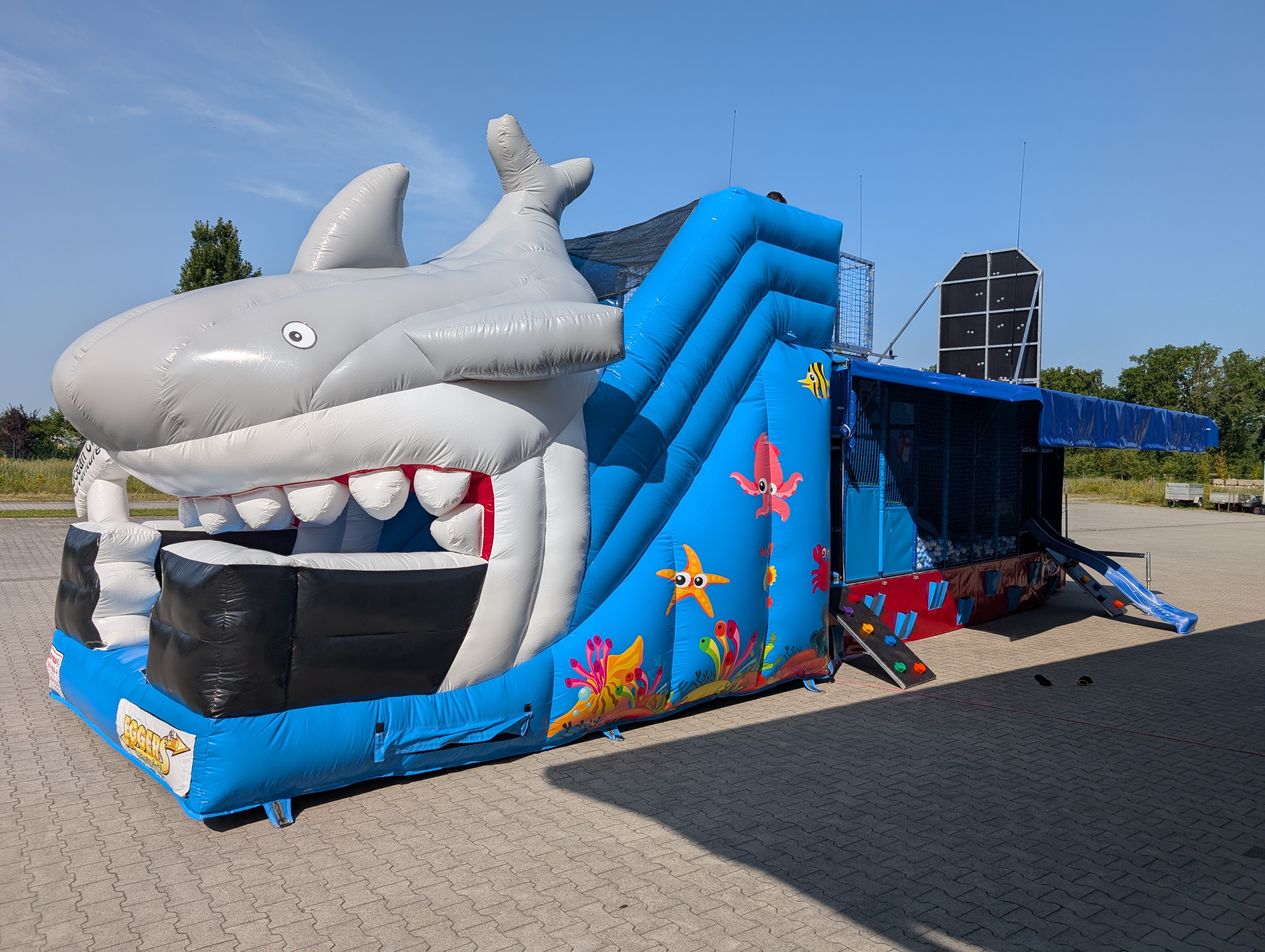 Spielmobil  mit Kletterwand und Rutsche 