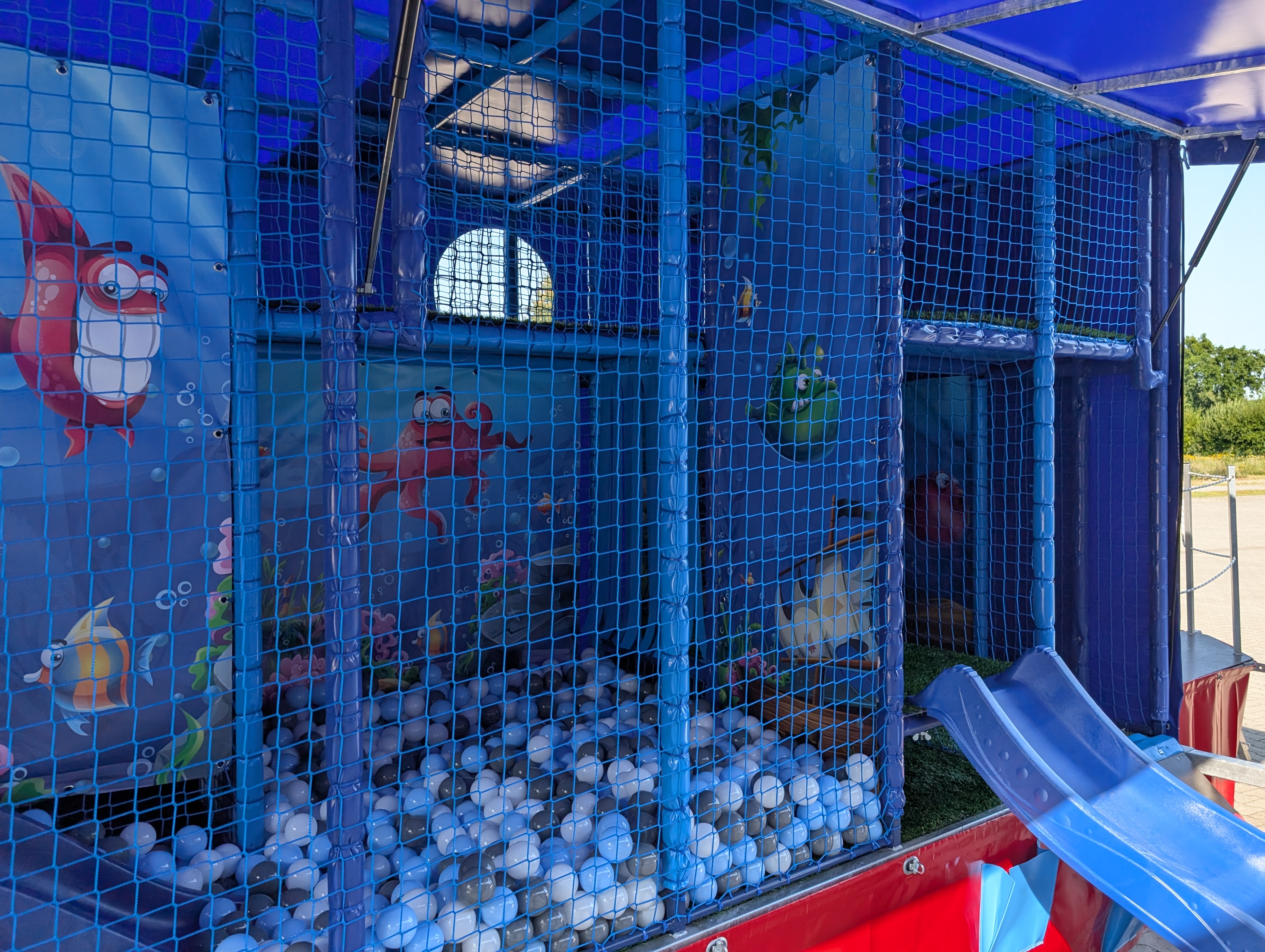 Spielmobil  mit Kletterwand und Rutsche 